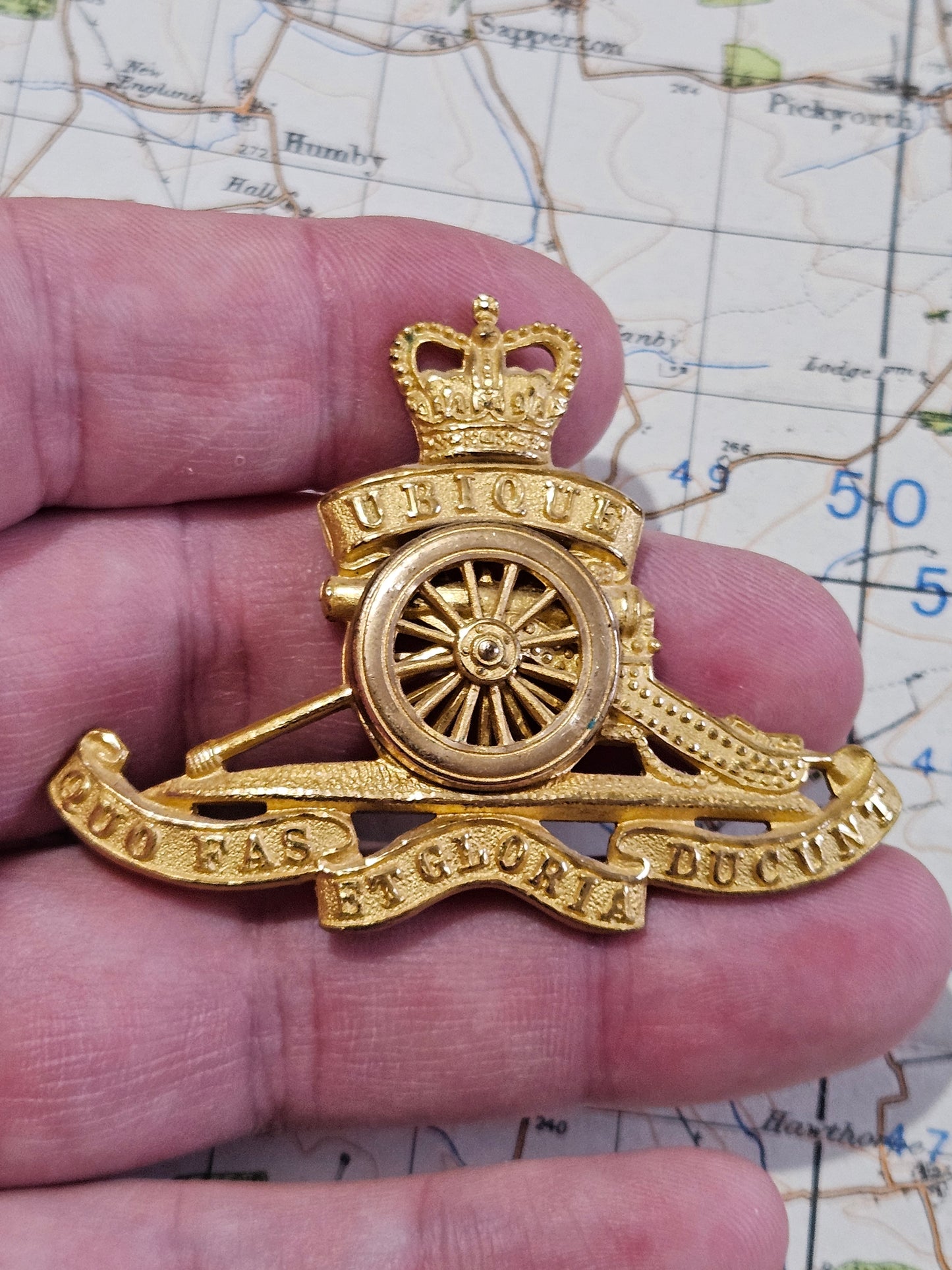 Royal Artillery Officer's gilt cap badge by J.R GAUNT LONDON