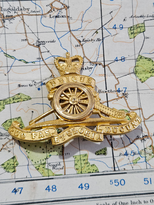 Royal Artillery Officer's gilt cap badge by J.R GAUNT LONDON