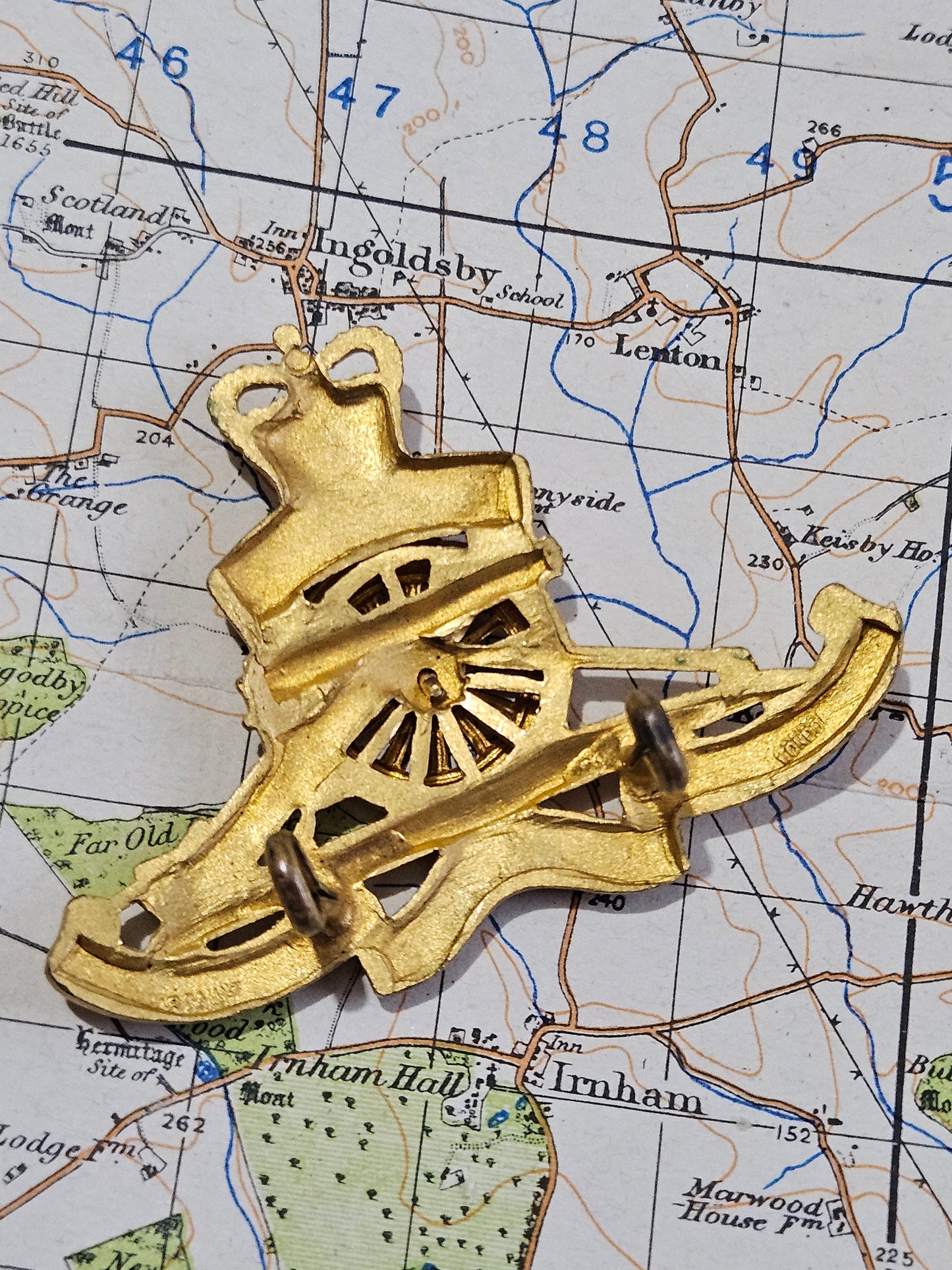 Royal Artillery Officer's gilt cap badge by J.R GAUNT LONDON